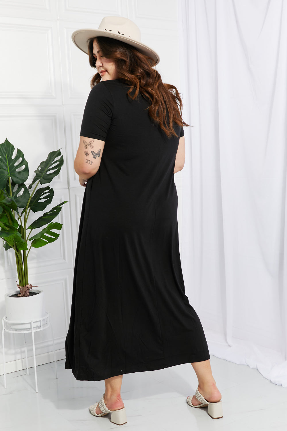 Zenana Simple Wonder Robe longue avec poche pleine taille en noir