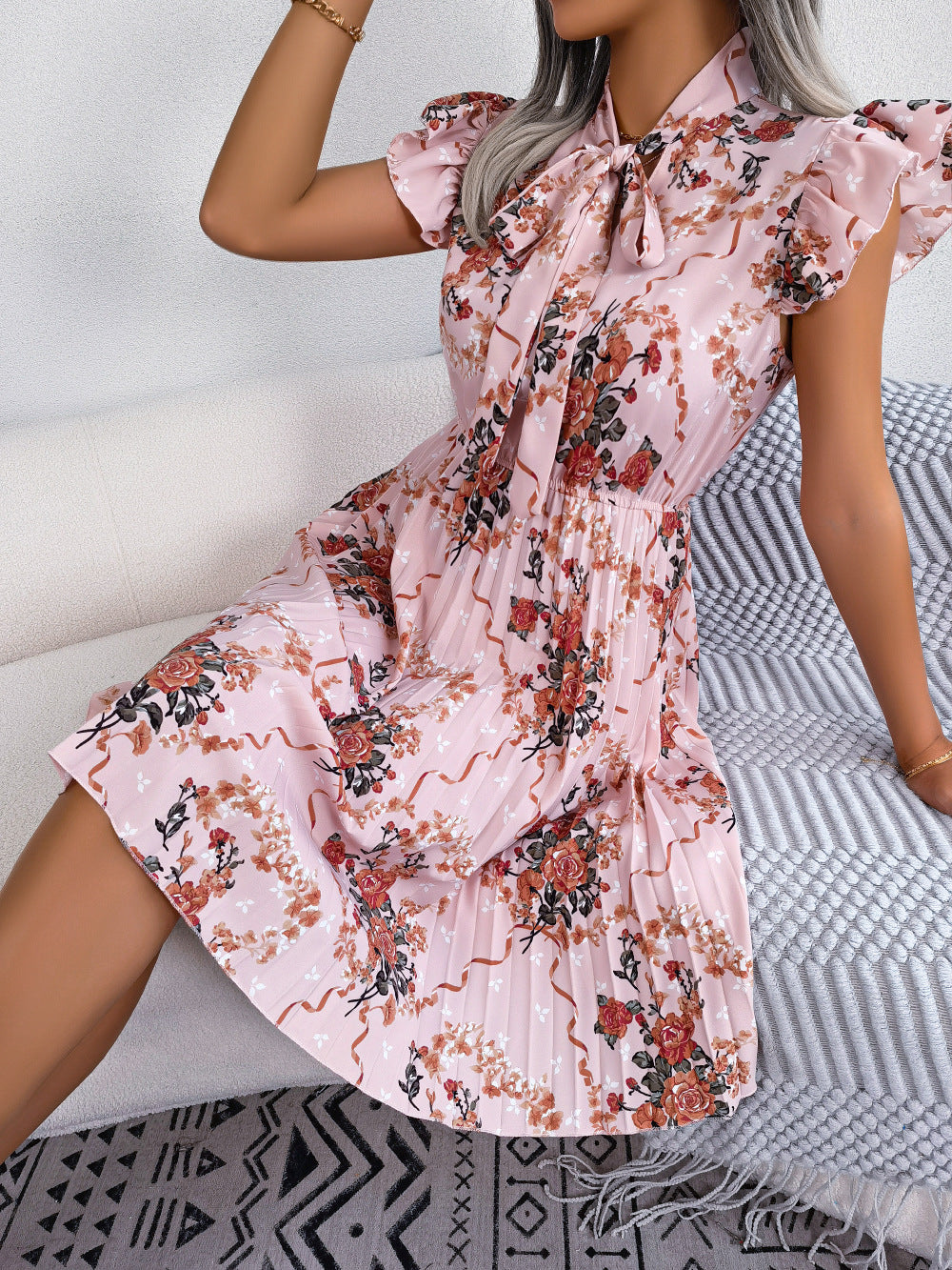 Robe plissée à imprimé floral et col noué, longueur aux genoux