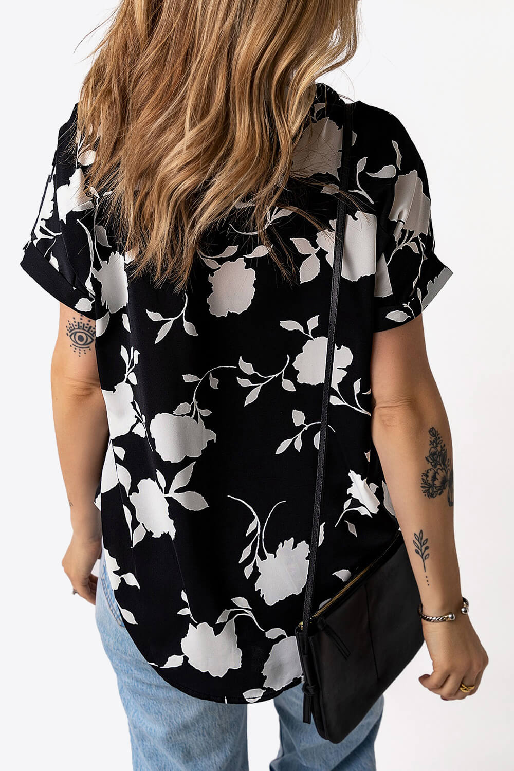 Blusa floral de manga corta con puños y cuello con muescas