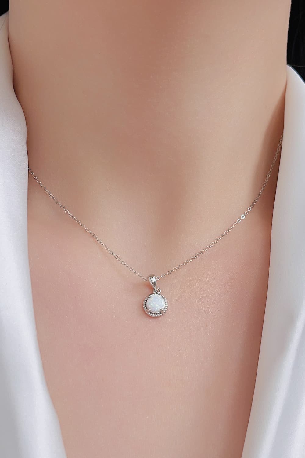 Collier chaîne à pendentif rond opale