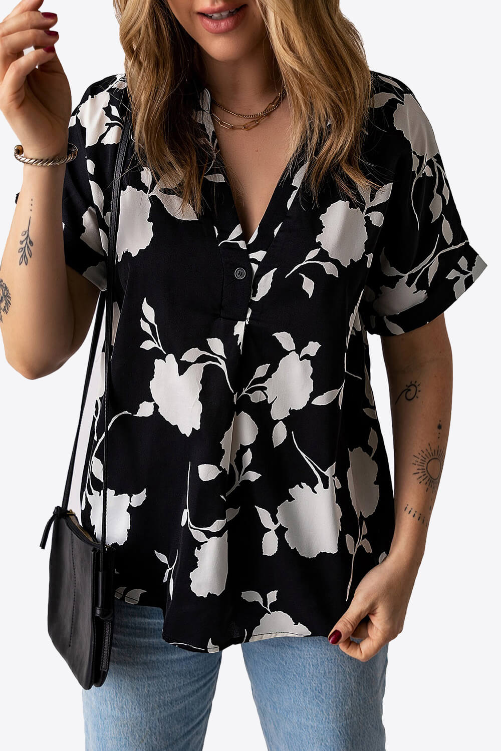 Blusa floral de manga corta con puños y cuello con muescas