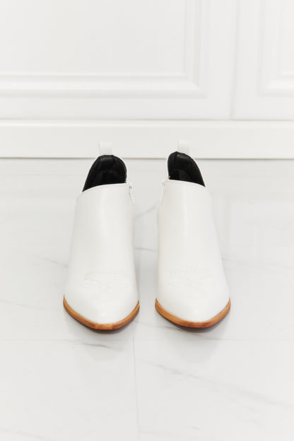 MMShoes Trust Yourself Bottines de cowboy croisées brodées en blanc