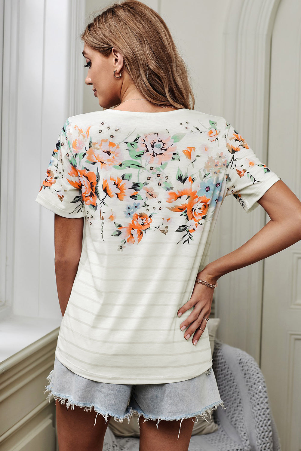 Camiseta con cuello redondo y rayas florales