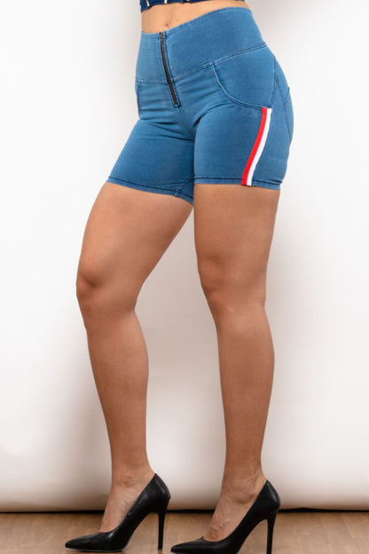 Short en jean à fermeture éclair et rayures latérales pleine taille