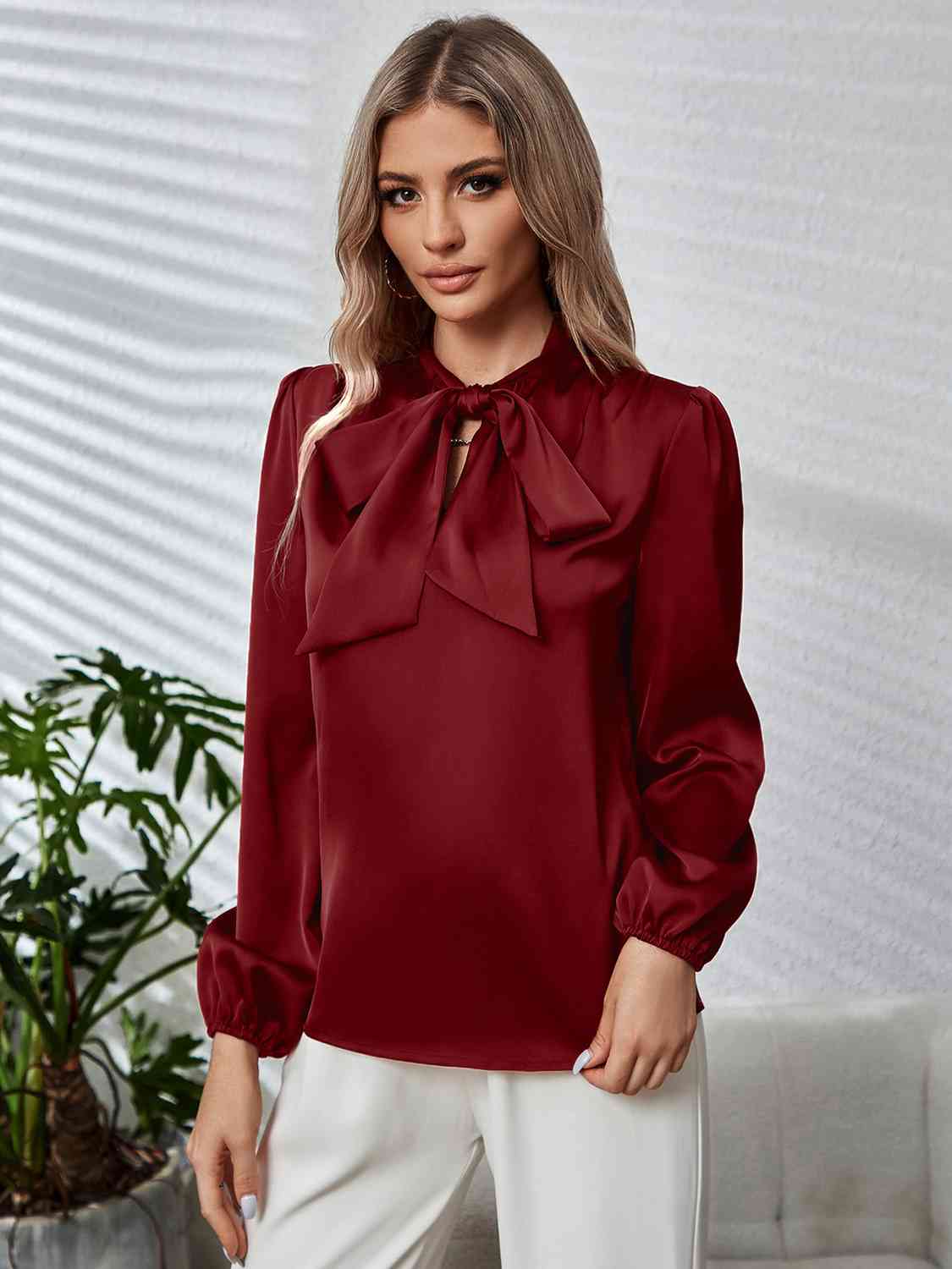 Blouse à manches longues bouffantes et col noué