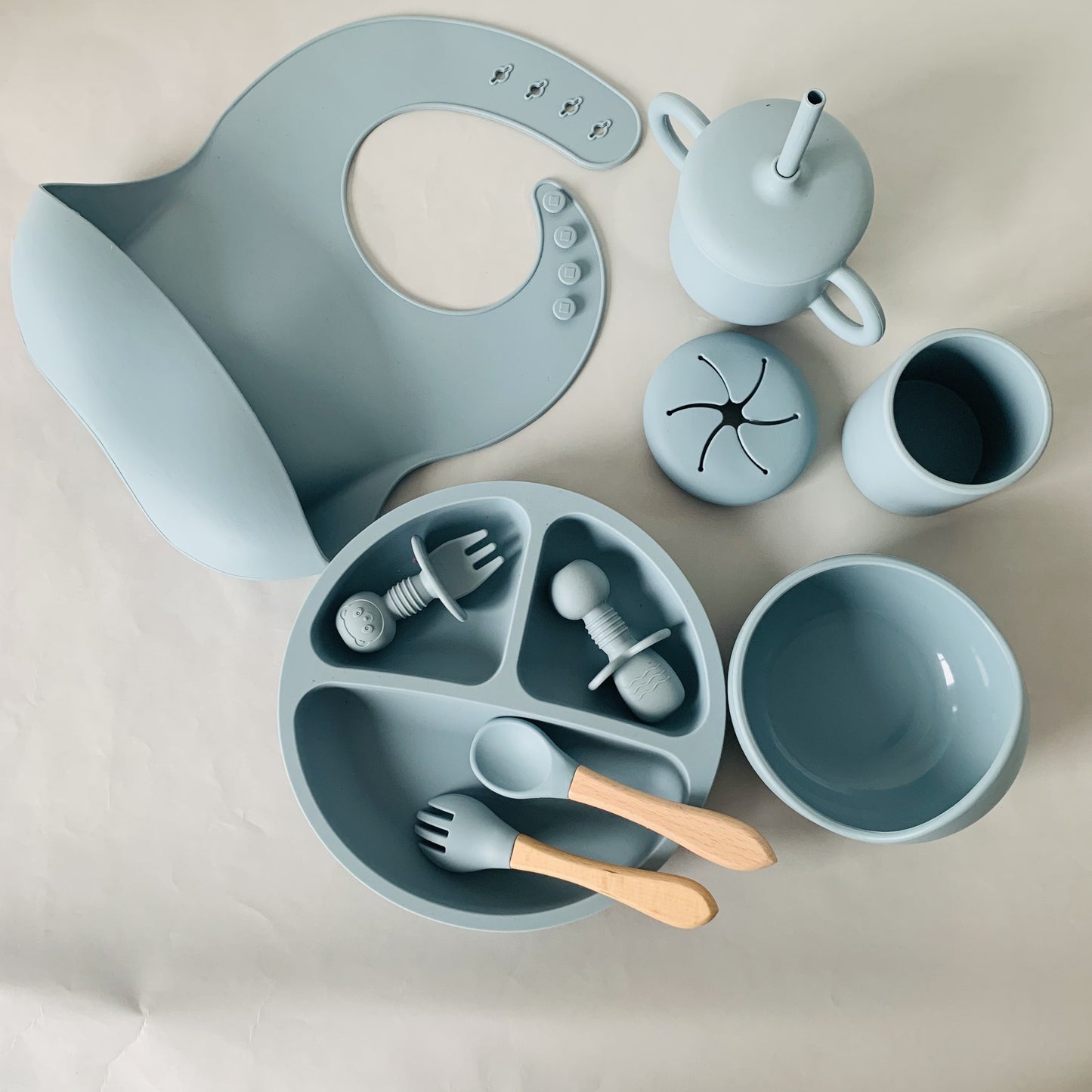 L'ensemble de collations parfait pour bébé : assiette, bol et gobelet de vidange portables en silicone - parfait pour les enfants ! 