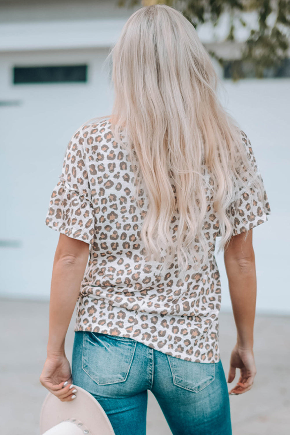 Camiseta de manga corta con volante y botones de leopardo