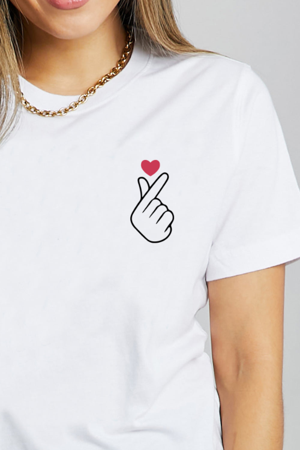 Camiseta de algodón con gráfico de emoji y corazón de dedo de Simply Love