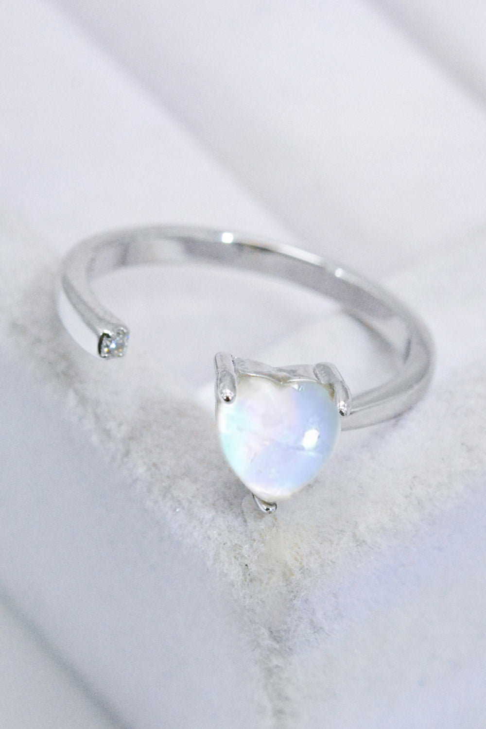 Anillo abierto ajustable con corazón de piedra lunar con incrustaciones