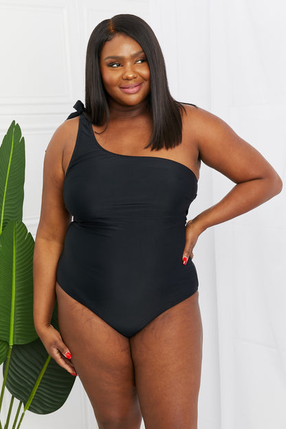 Maillot de bain une pièce asymétrique à décolleté plongeant Marina West Swim en noir