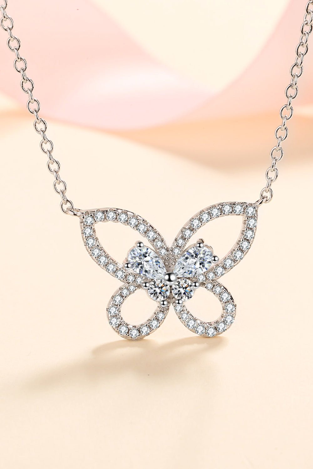 Collier pendentif papillon moissanite