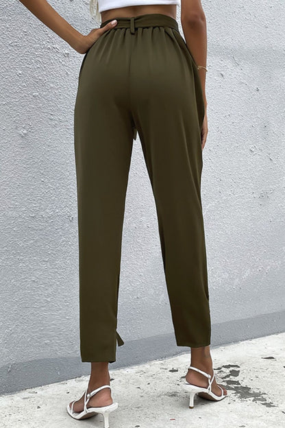 Pantalon ceinturé avec poches et détails noués