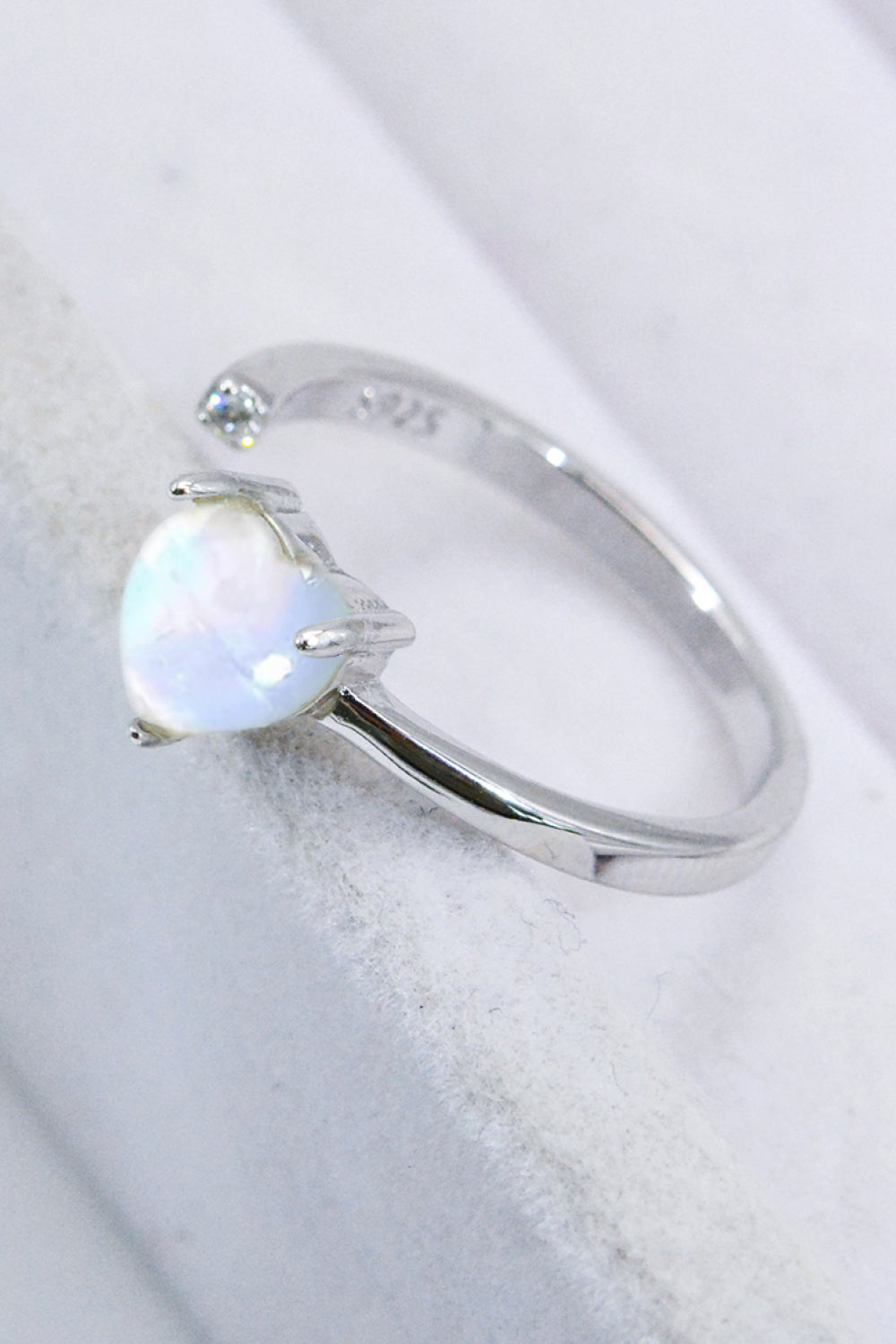 Anillo abierto ajustable con corazón de piedra lunar con incrustaciones