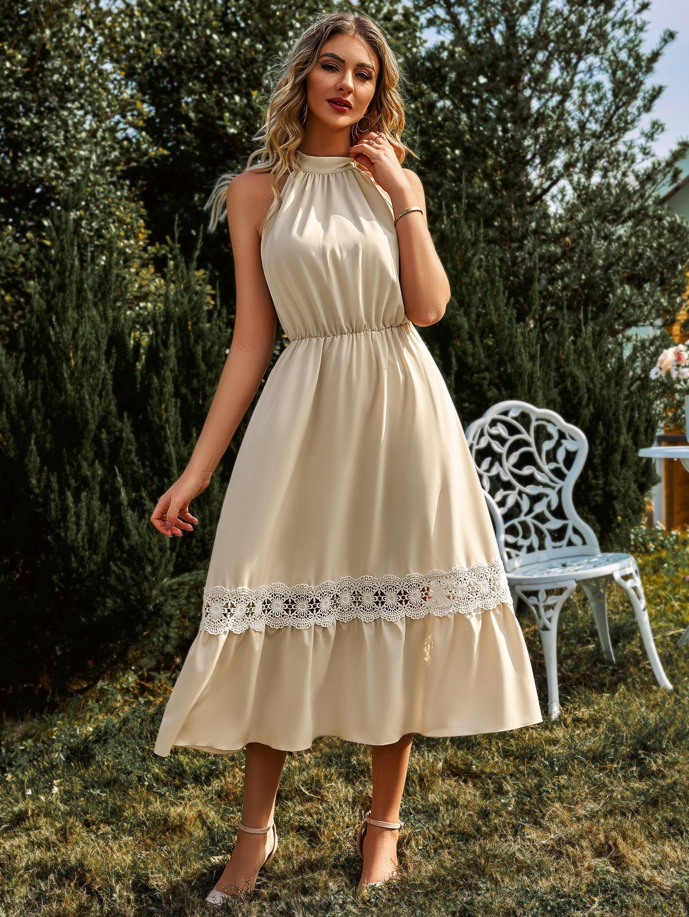 Robe midi en dentelle épissée à col grec