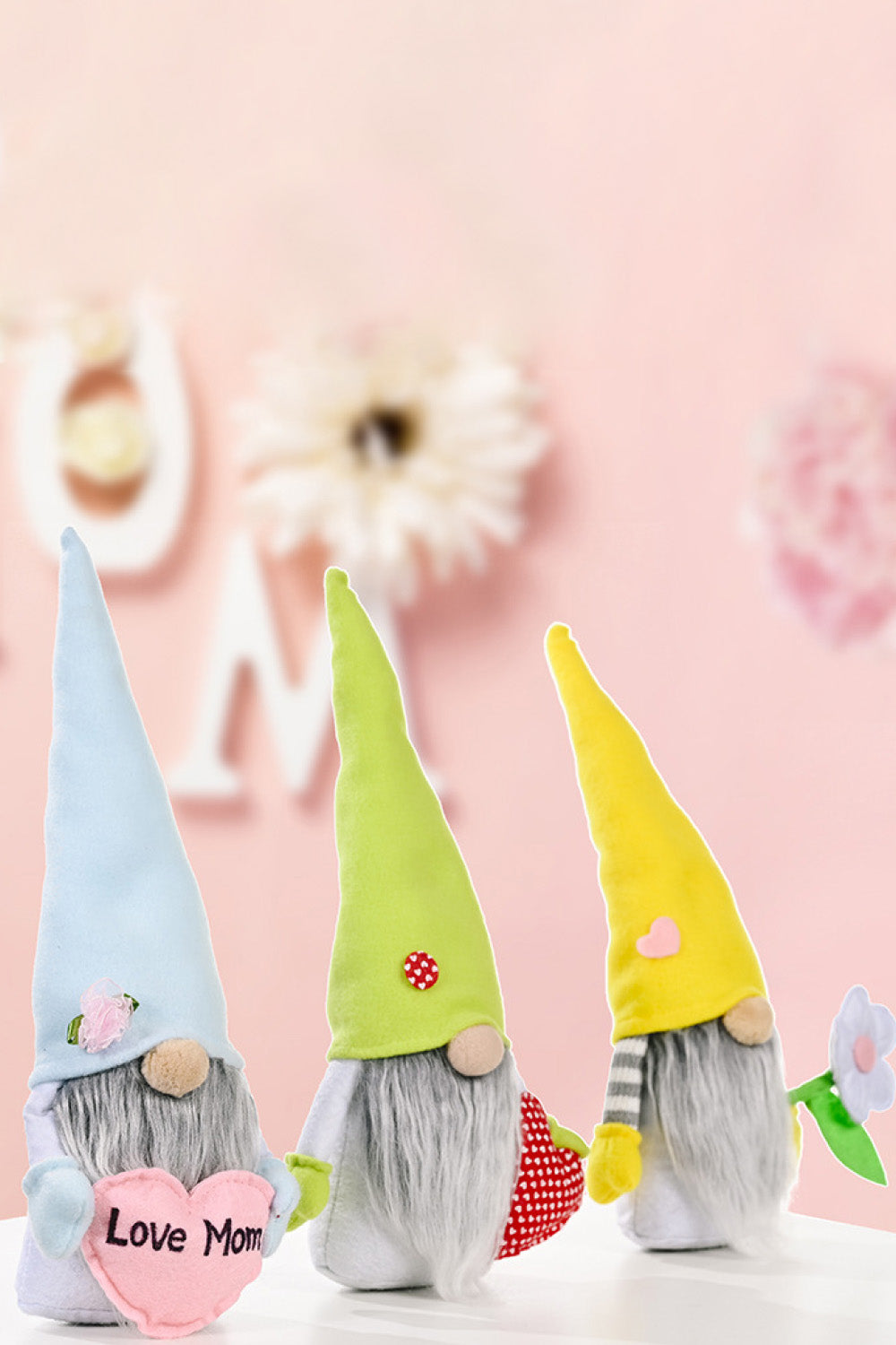 Gnome sans visage à chapeau pointu pour la fête des mères