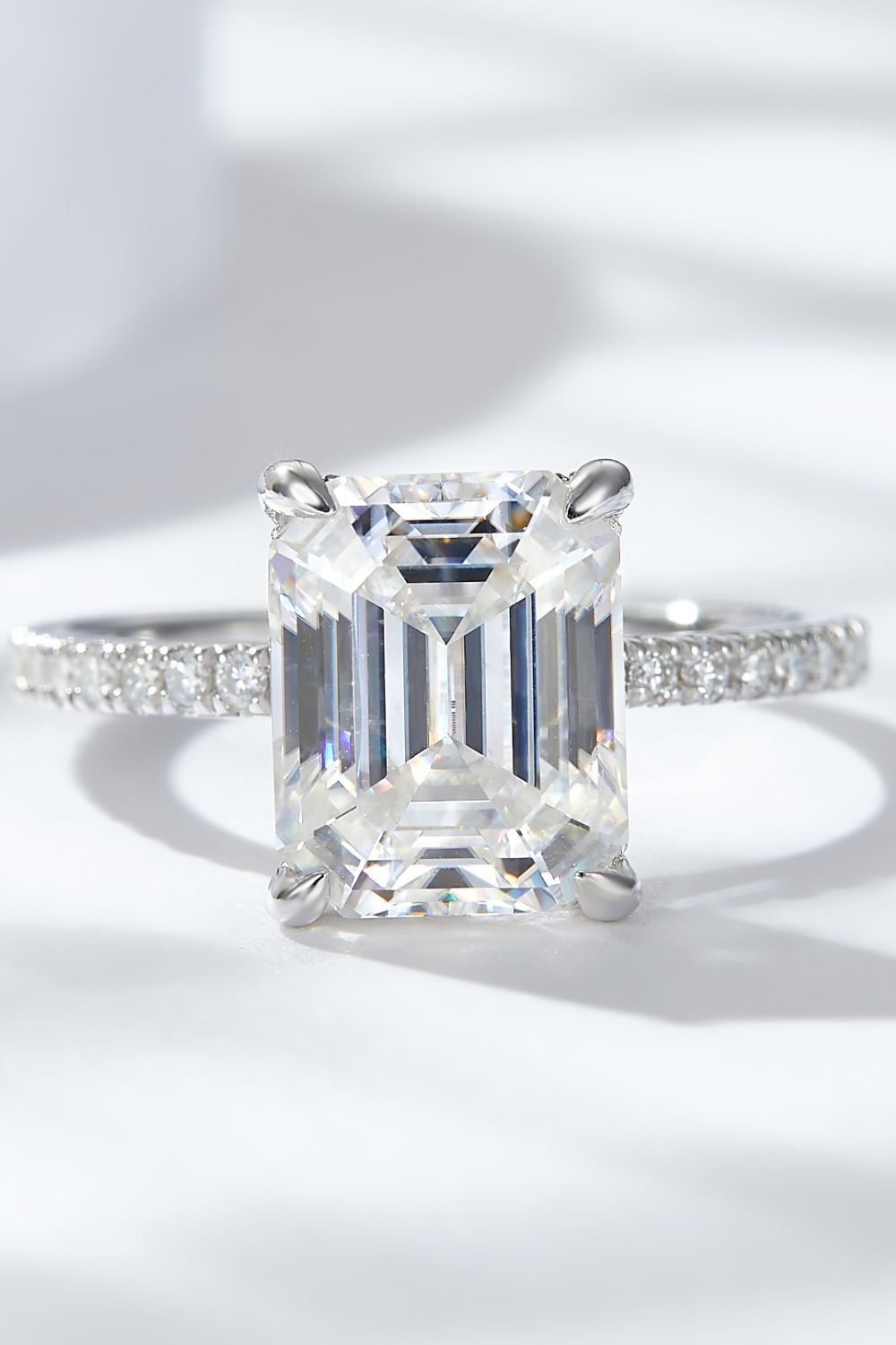 Bague en pierre latérale de moissanite de 4 carats taille émeraude