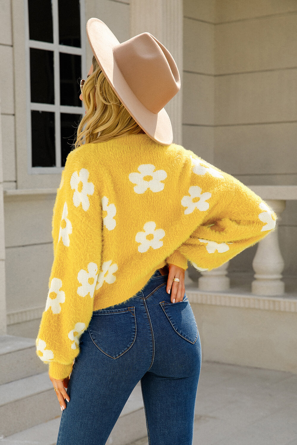 Cardigan pelucheux fleuri ouvert sur le devant