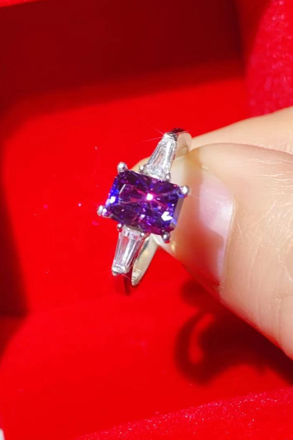 Anillo rectangular chapado en platino con moissanita de 1 quilate en color morado