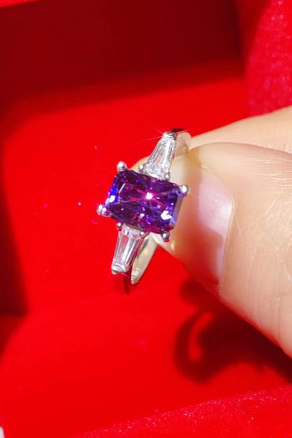 Anillo rectangular chapado en platino con moissanita de 1 quilate en color morado