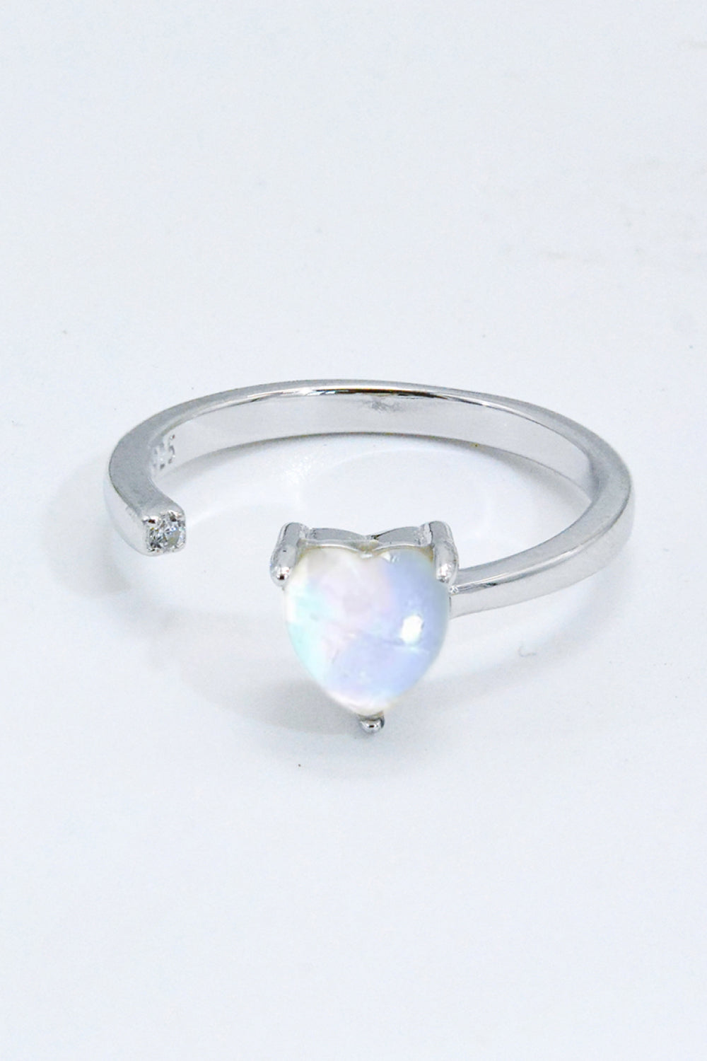 Anillo abierto ajustable con corazón de piedra lunar con incrustaciones