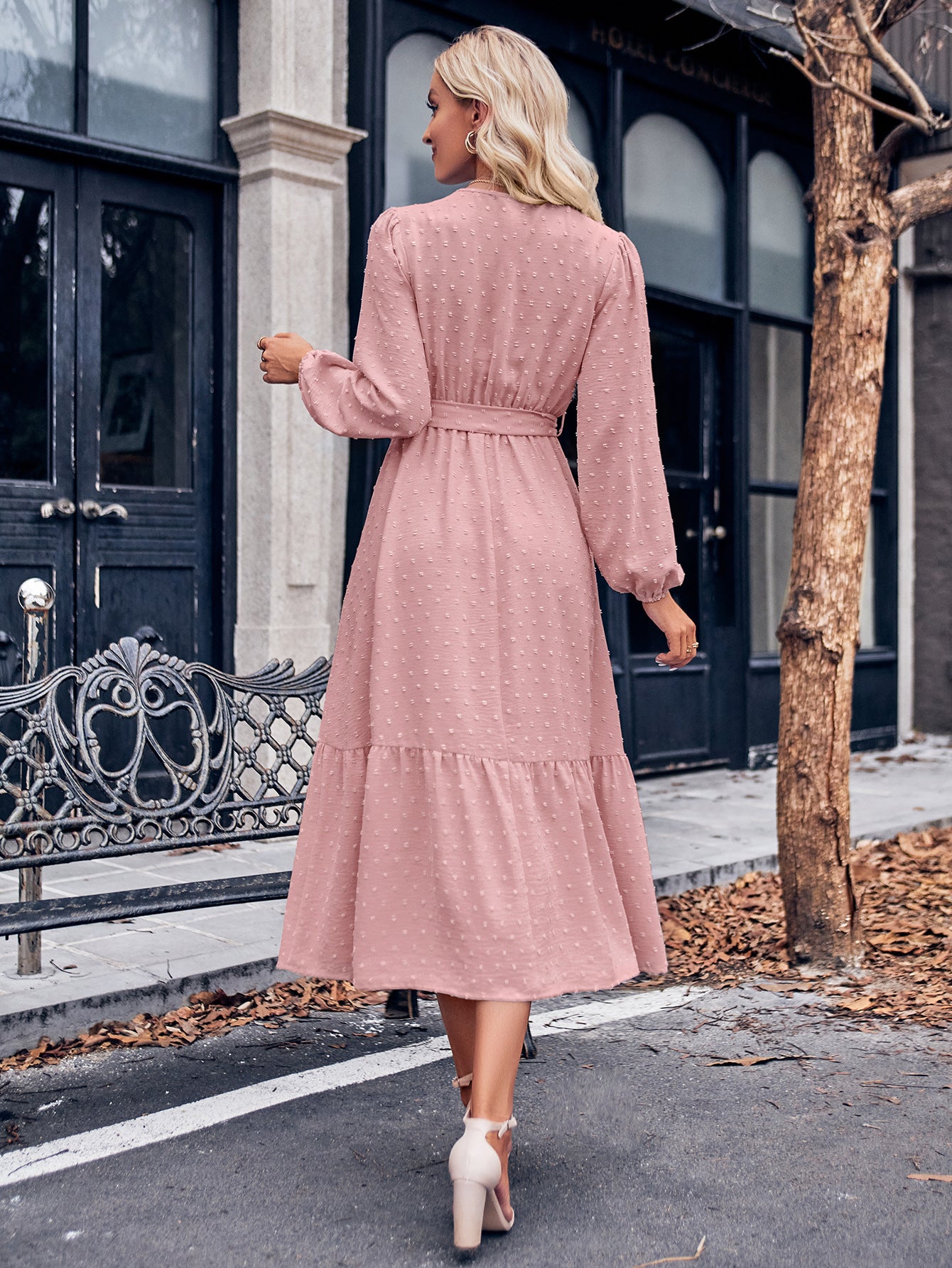 Robe midi à surplis et manches bouffantes avec ceinture et pois suisses