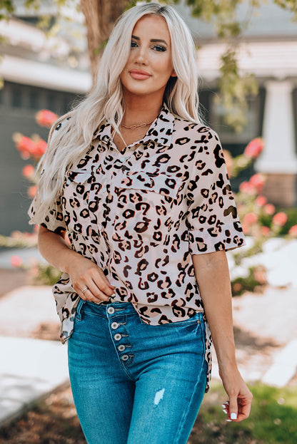 Camisa de manga corta con botones de leopardo y bolsillos en el pecho