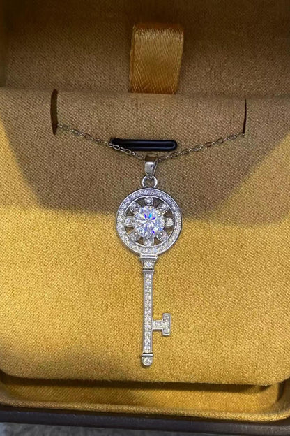 Collier pendentif clé plaqué platine moissanite 1 carat