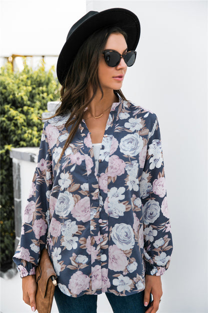 Camisa con botones y cuello simulado con estampado floral