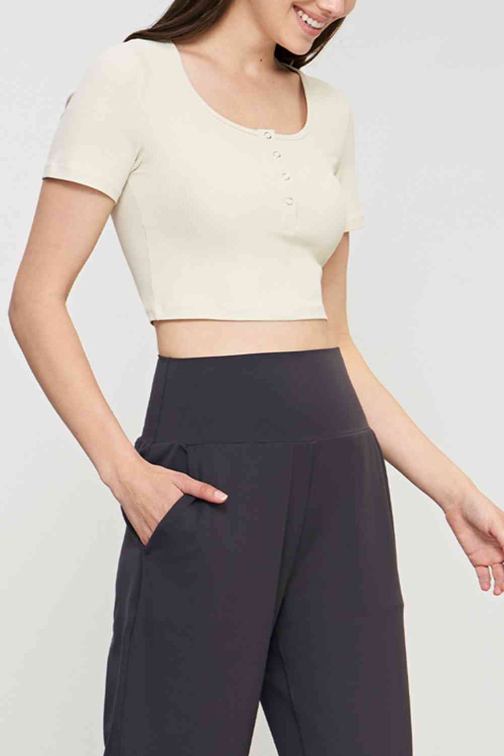 Round Neck Short Sleeve Cropped Sports Top