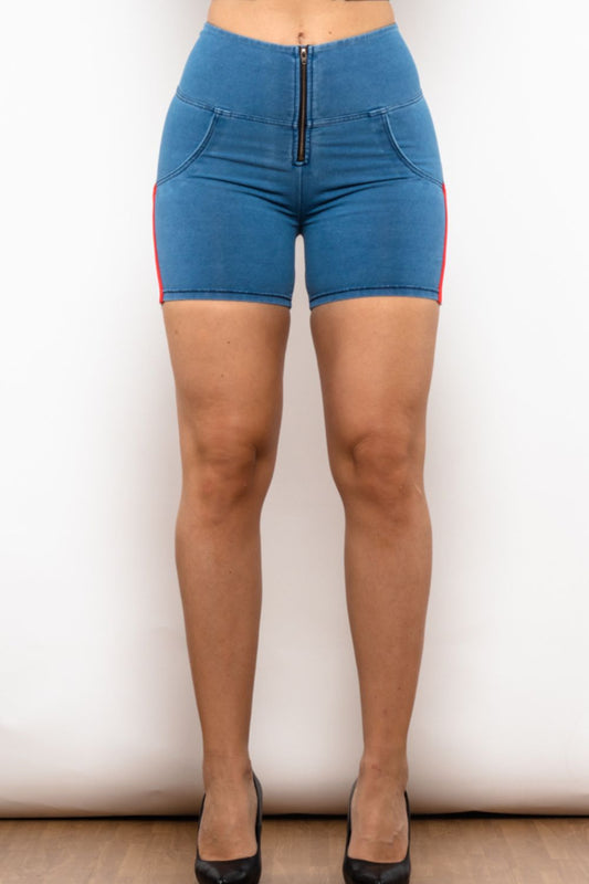 Short en jean à fermeture éclair et rayures latérales pleine taille