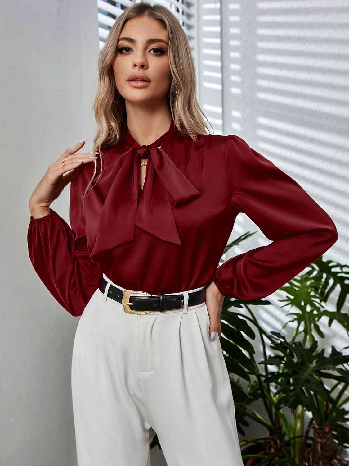 Blouse à manches longues bouffantes et col noué