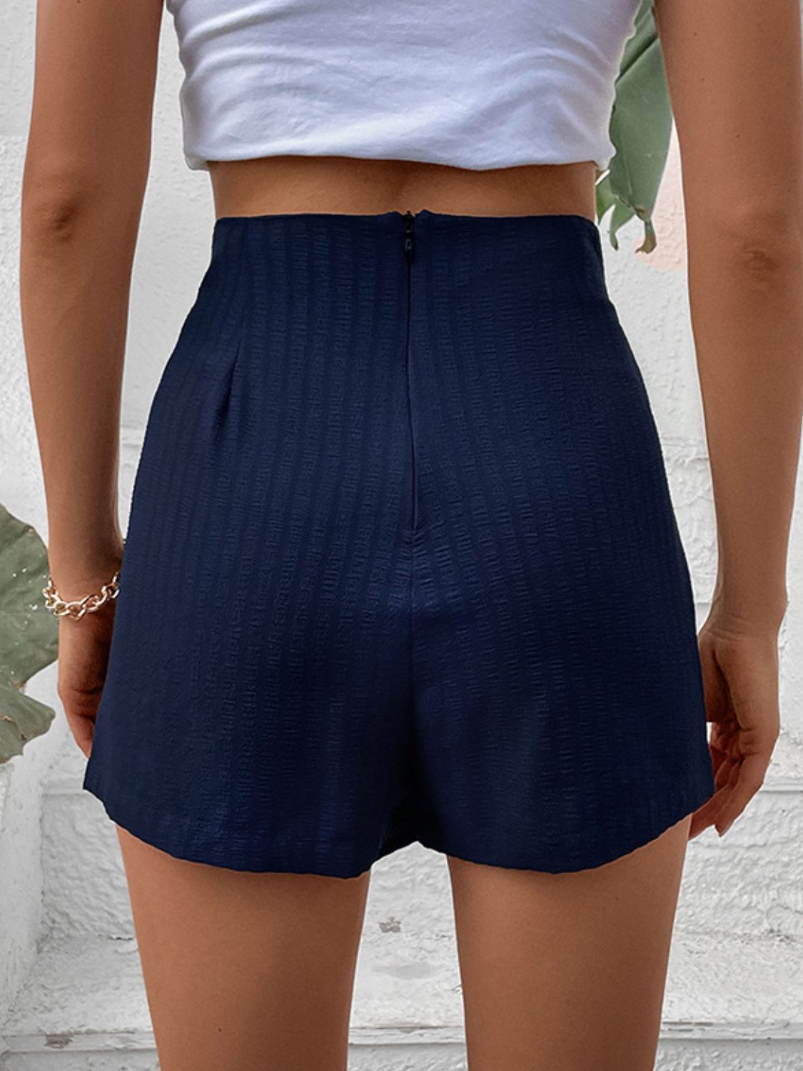 Short taille haute zippé au dos