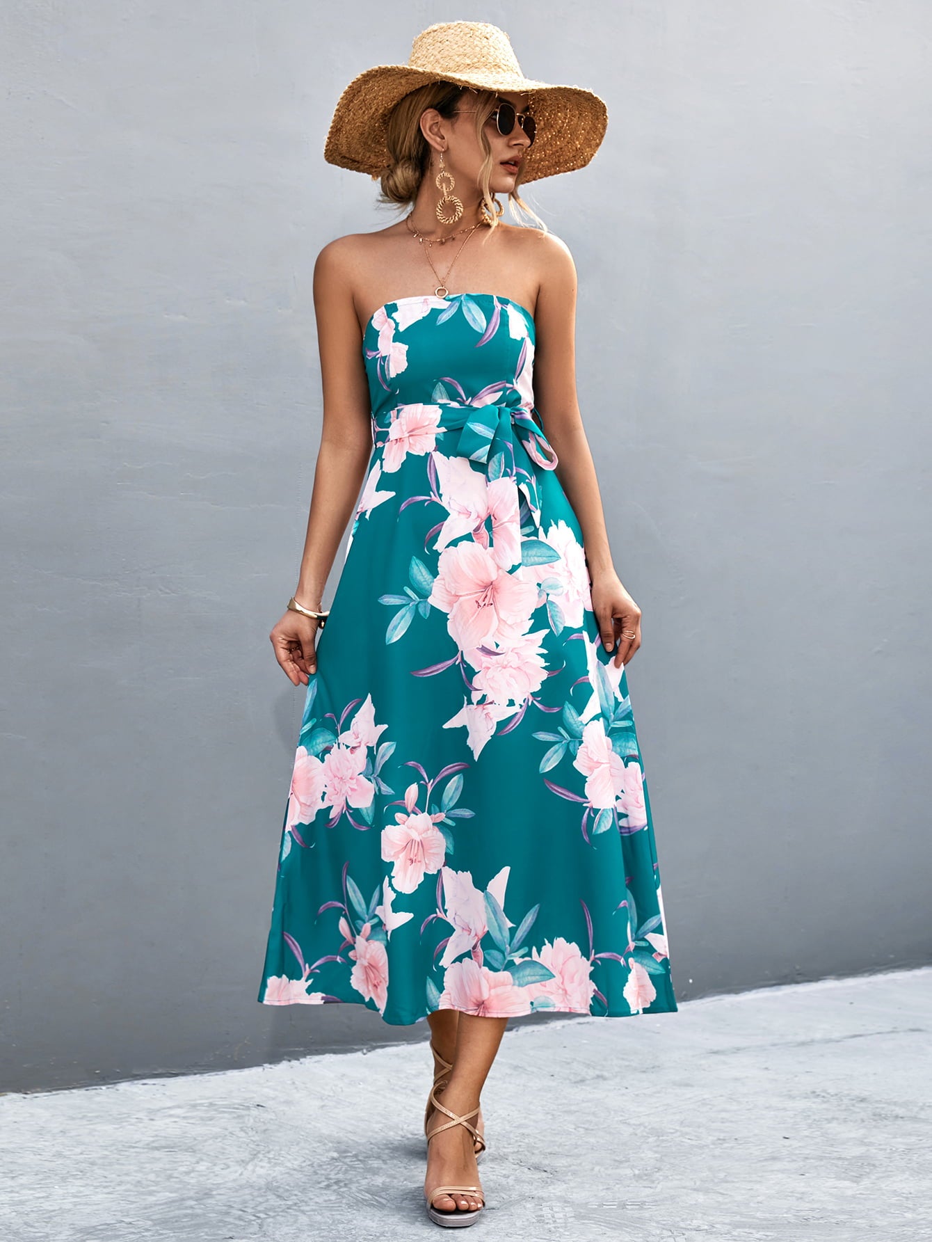 Robe mi-longue à imprimé floral et col droit à la taille