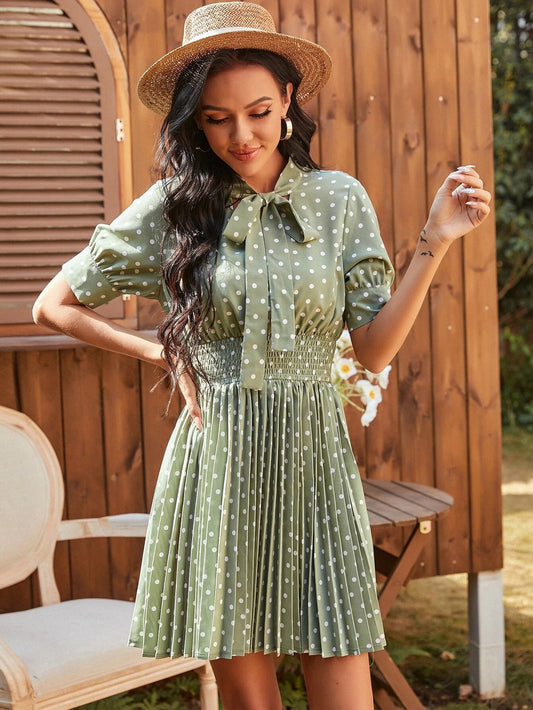 Robe plissée à pois avec col noué et taille smockée