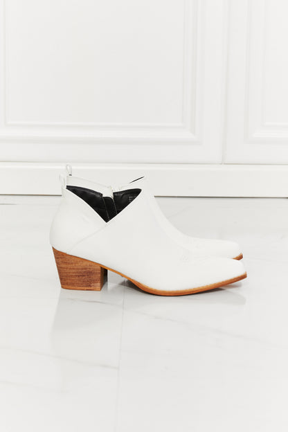 MMShoes Trust Yourself Bottines de cowboy croisées brodées en blanc