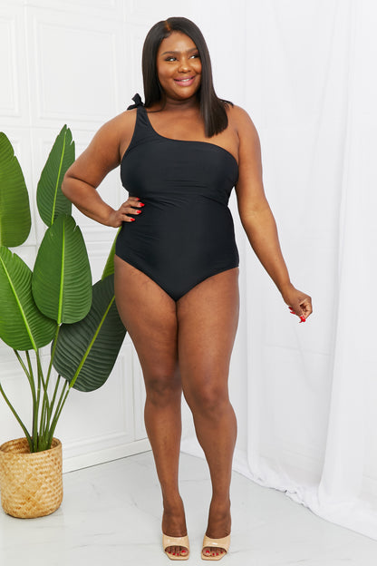 Maillot de bain une pièce asymétrique à décolleté plongeant Marina West Swim en noir