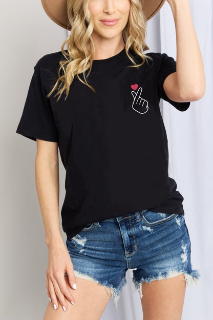 Camiseta de algodón con gráfico de emoji y corazón de dedo de Simply Love