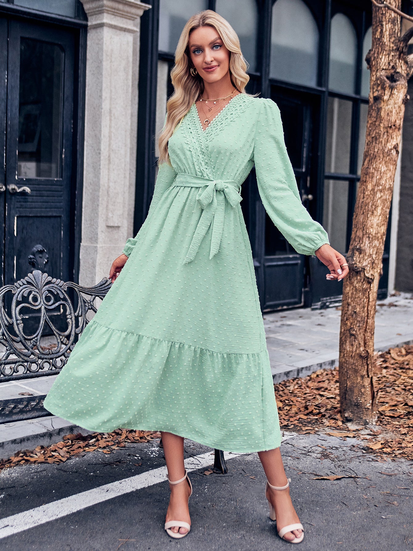 Robe midi à surplis et manches bouffantes avec ceinture et pois suisses