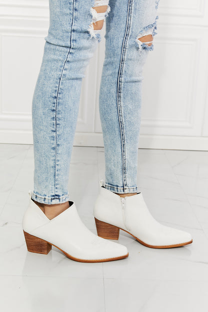 MMShoes Trust Yourself Bottines de cowboy croisées brodées en blanc