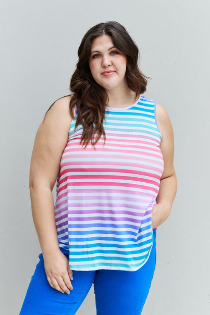 Heimish Love Yourself Haut à col rond sans manches à rayures multicolores pleine taille