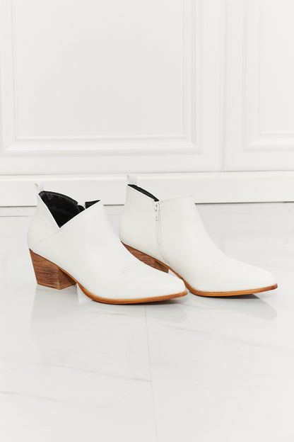 MMShoes Trust Yourself Bottines de cowboy croisées brodées en blanc