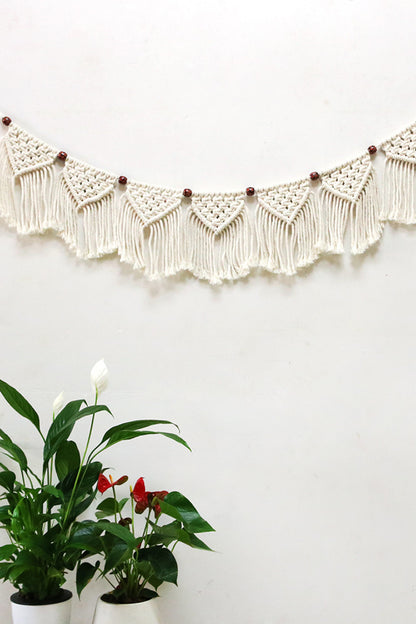 Décoration murale à franges en macramé avec bordure en perles