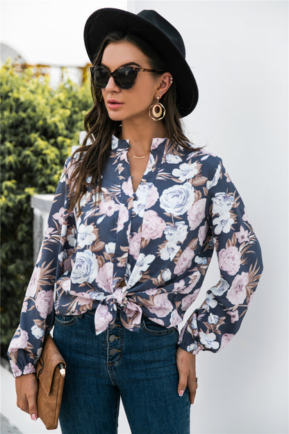 Camisa con botones y cuello simulado con estampado floral