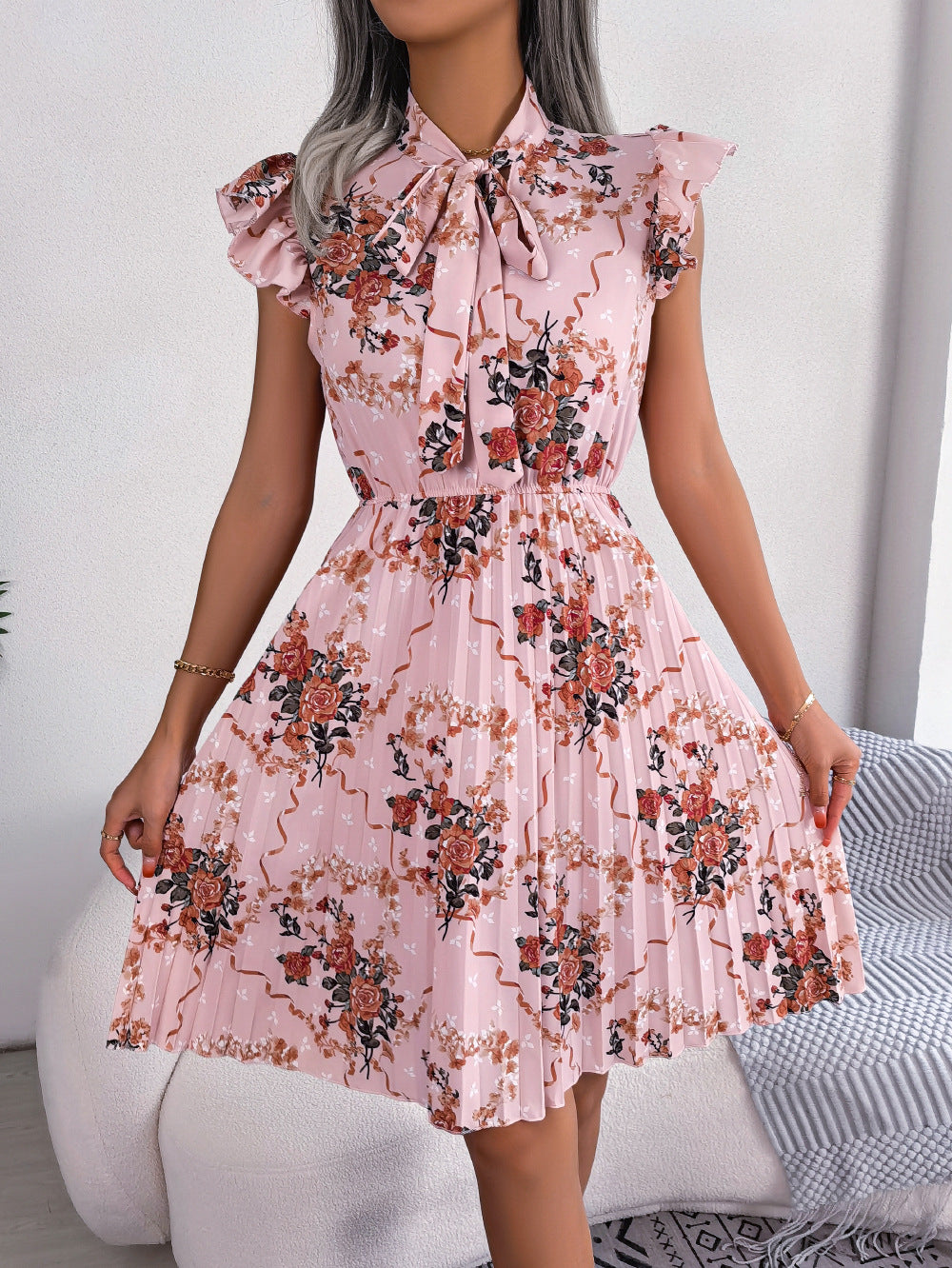 Robe plissée à imprimé floral et col noué, longueur aux genoux