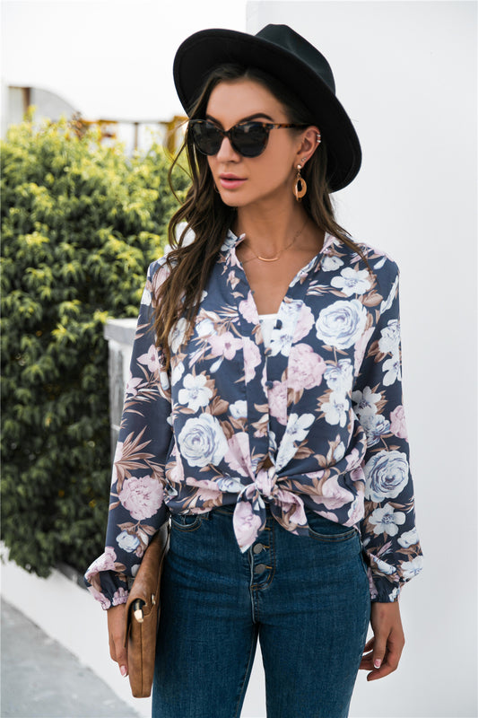 Camisa con botones y cuello simulado con estampado floral