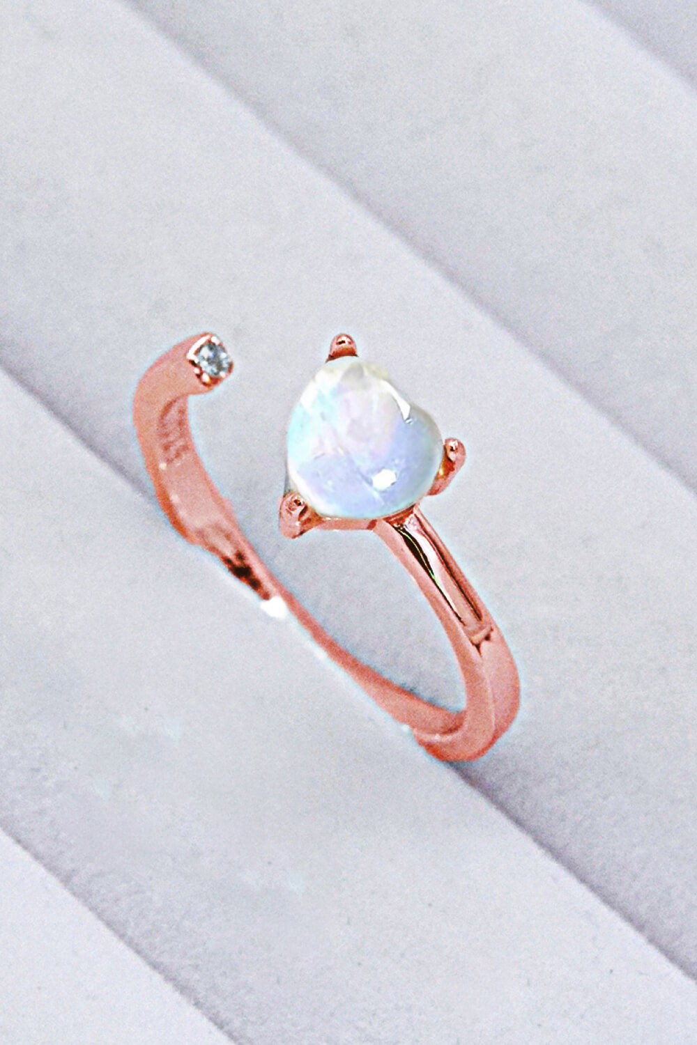 Anillo abierto ajustable con corazón de piedra lunar con incrustaciones