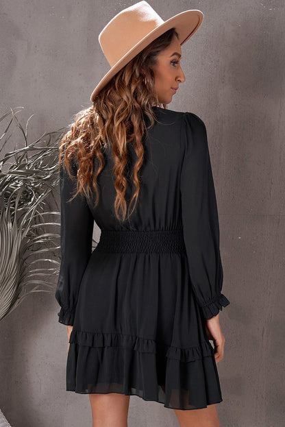 Robe nouée à décolleté plongeant et taille smockée à manches volantées