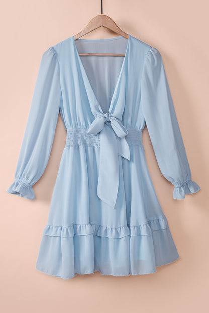 Robe nouée à décolleté plongeant et taille smockée à manches volantées