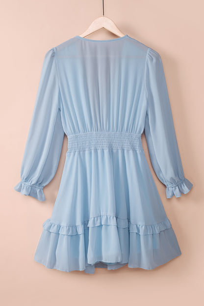 Robe nouée à décolleté plongeant et taille smockée à manches volantées