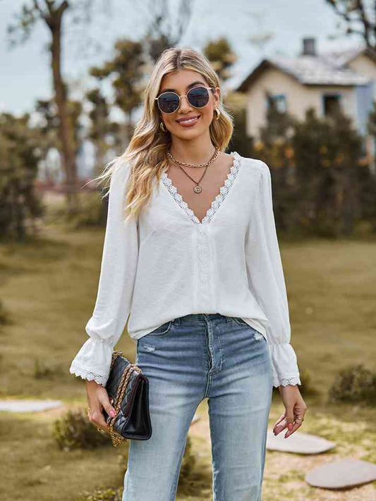 Blouse à manches volantées et col en V